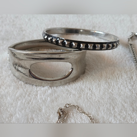 Necklace And Bracelet Bundle - Picture 5 of 8